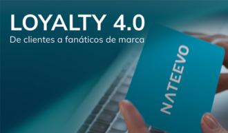 Una persona sostiene una tarjeta con la inscripción "NATEEVO" delante del teclado de un ordenador portátil. En la imagen aparece el texto Fidelización 4.0: De clientes a fanáticos de marca sobre un fondo azul en negrita.
