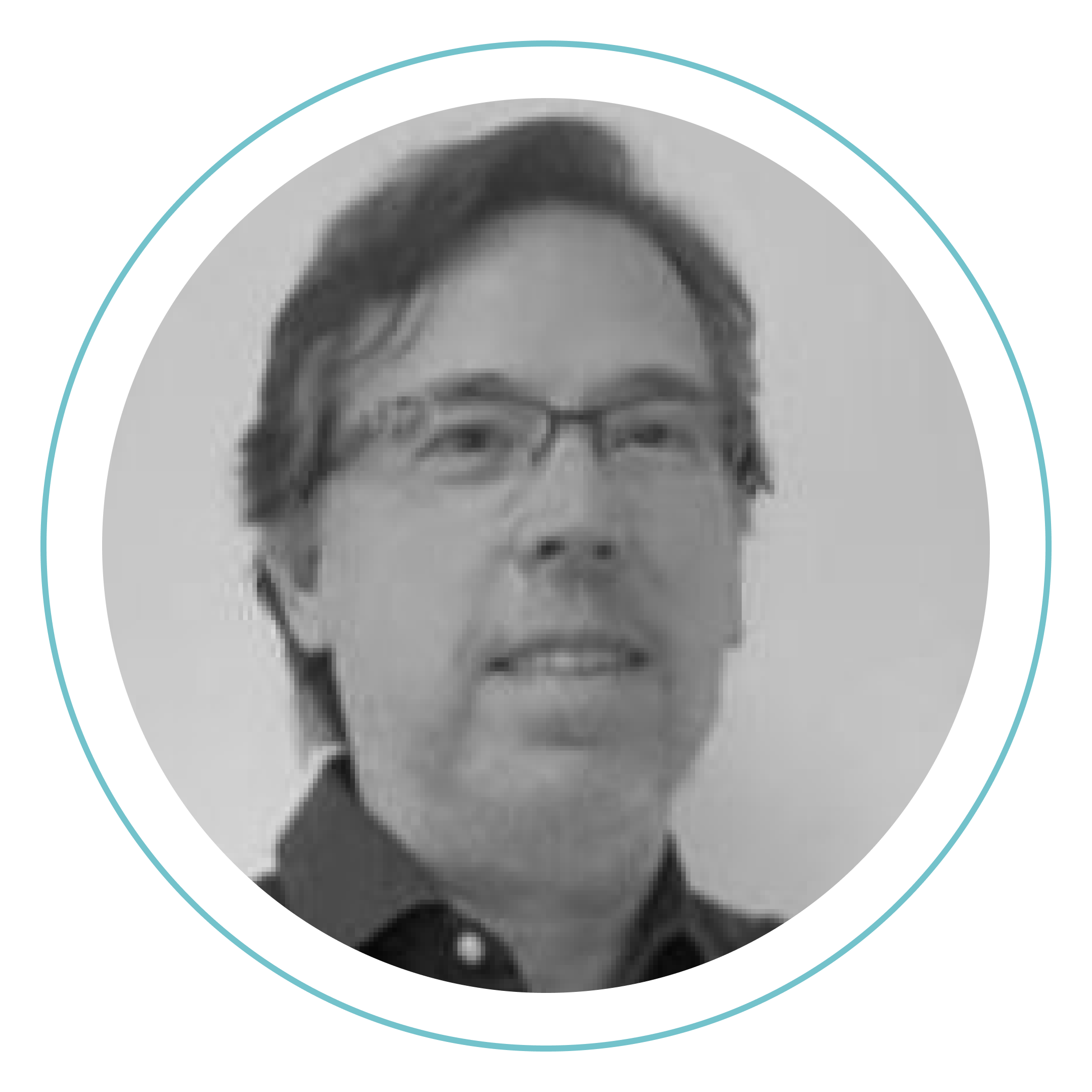 Fotografía en blanco y negro de un hombre de mediana edad con gafas y pelo oscuro de longitud media, vestido con camisa de cuello, que aparece dentro de un marco circular con un fino borde azul.