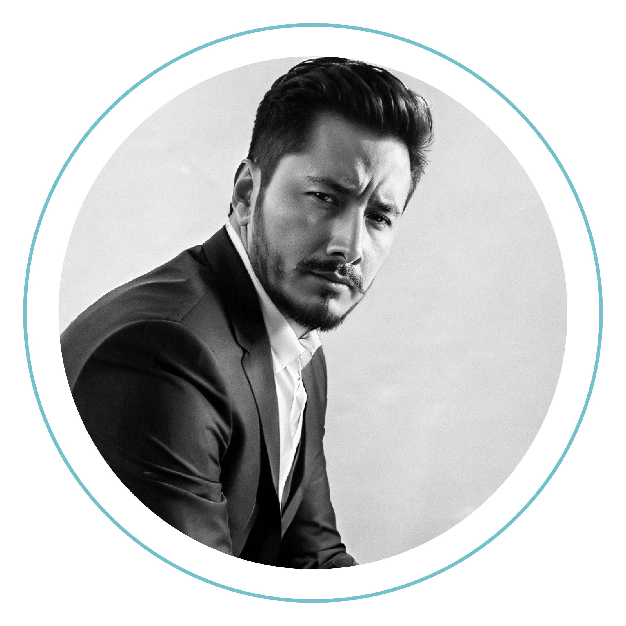 Fotografía en blanco y negro de un hombre con pelo corto y barba, vestido con traje y mirando seriamente a la cámara, sobre un fondo liso dentro de un marco circular.