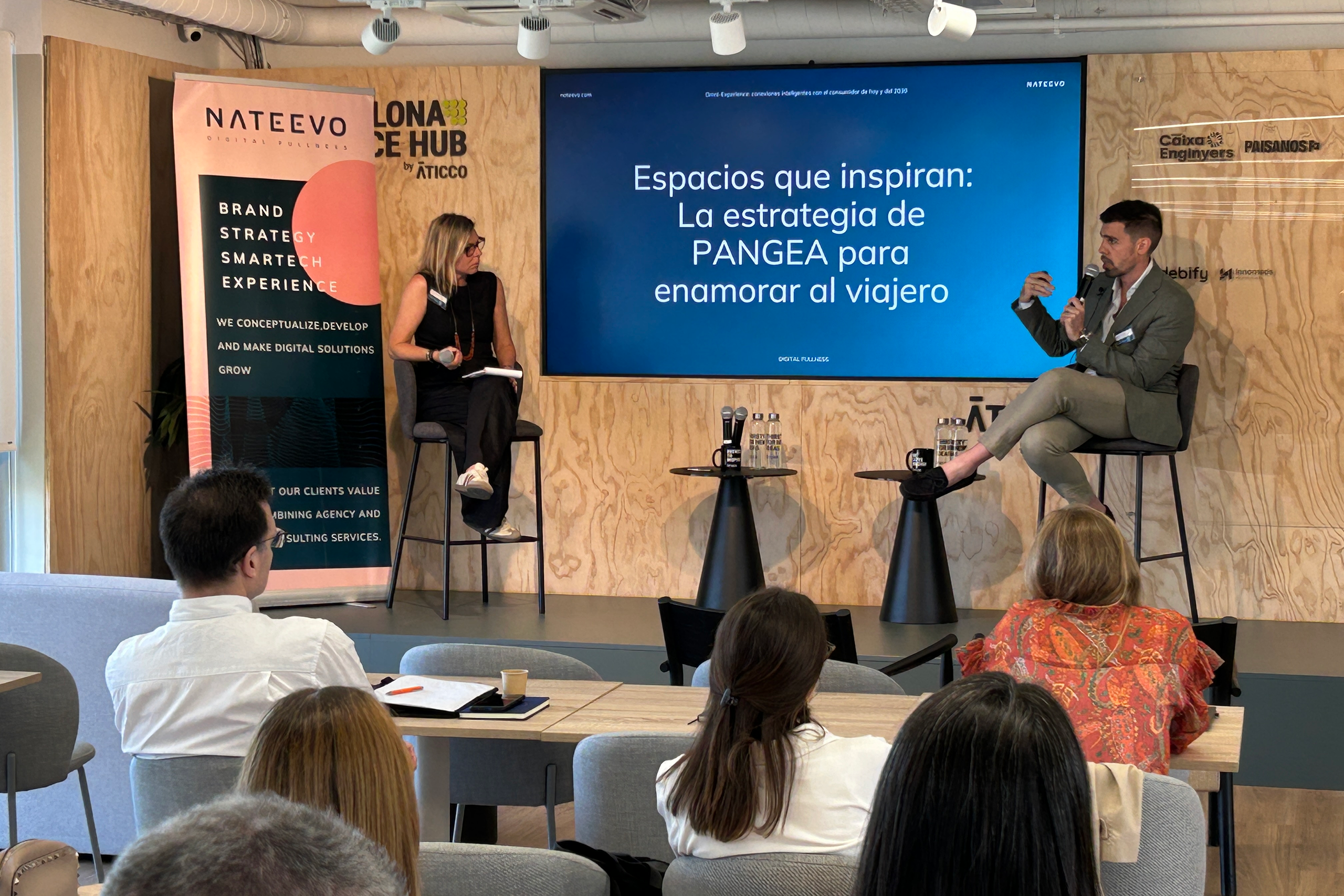 Imagen de una entrevista entre dos personas