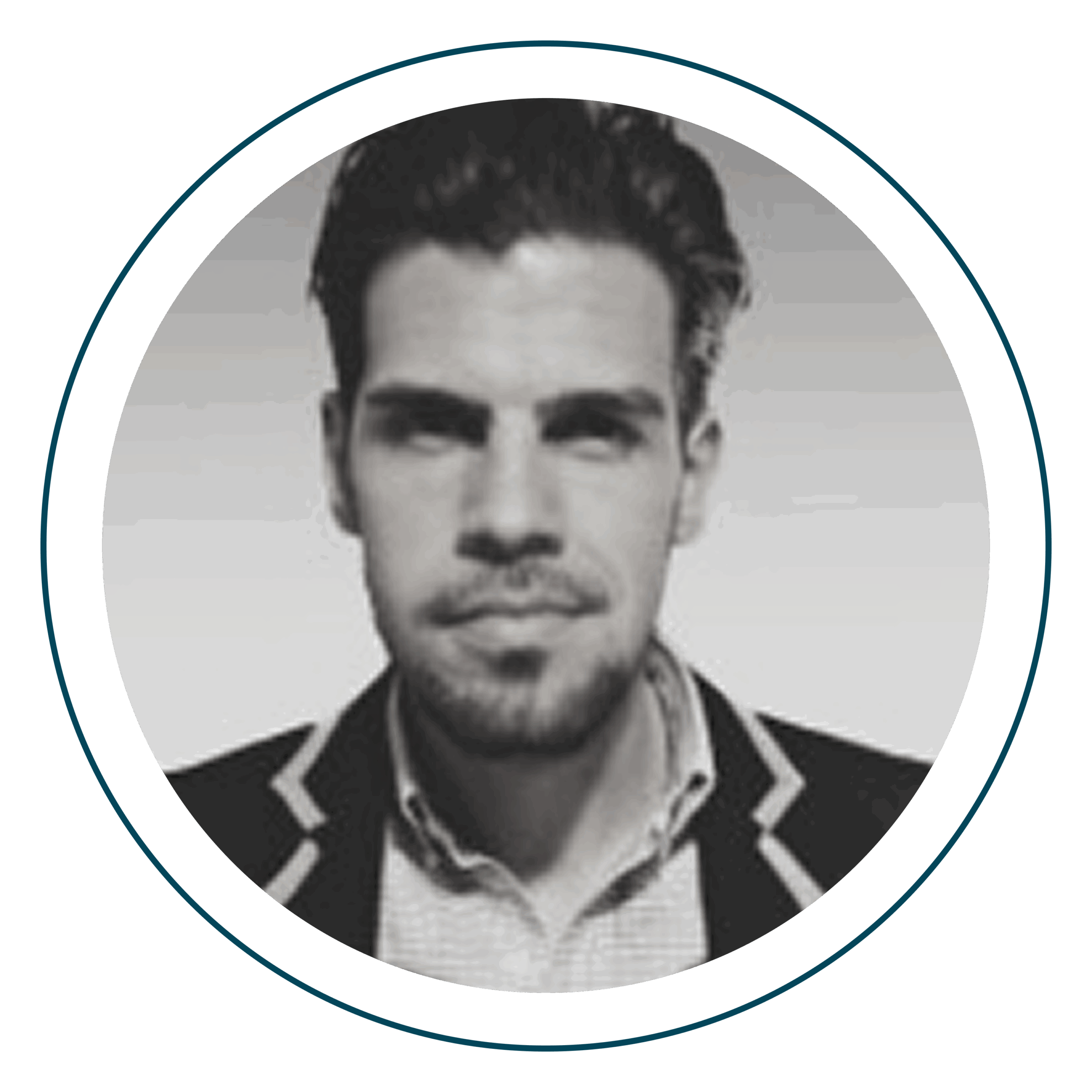 Retrato en blanco y negro de un hombre con pelo corto y oscuro y barba recortada, vestido con camisa de cuello y americana con ribetes claros, mirando directamente a la cámara.