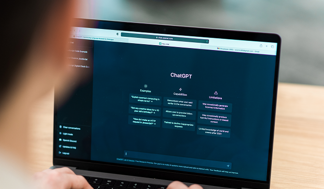 Una persona que utiliza un ordenador portátil con la interfaz ChatGPT -que muestra ejemplos, capacidades y limitaciones- explora el SEO en la era de la inteligencia artificial. El fondo está difuminado para centrar la atención en el contenido de la pantalla.