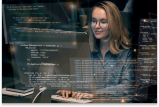 Una mujer con gafas está sentada en un escritorio utilizando un ordenador, con líneas de código superpuestas digitalmente frente a ella, lo que sugiere que está explorando "Construir vs comprar: la guía completa de transformación digital" en el desarrollo de software.