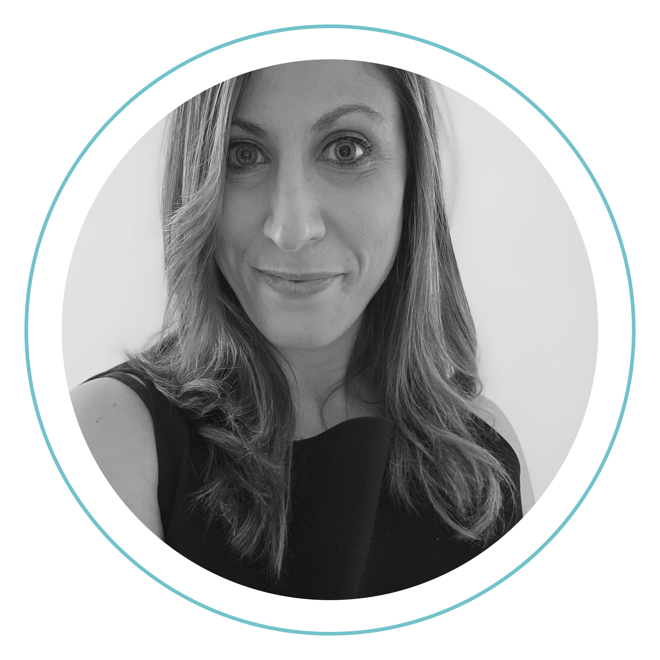 Retrato en blanco y negro de una mujer con pelo largo, vestida con un top sin mangas, mirando directamente a la cámara y sonriendo ligeramente, enmarcado dentro de un borde circular con un contorno azul claro.