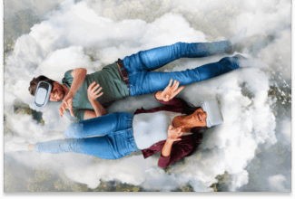 Dos personas con auriculares de realidad virtual descansan sobre nubes esponjosas, sonriendo y extendiendo la mano como si interactuaran con algo en el aire -inmersos en La Economía de la Experiencia: del producto al recuerdo inolvidable- sobre un telón de fondo de copas de árboles.
