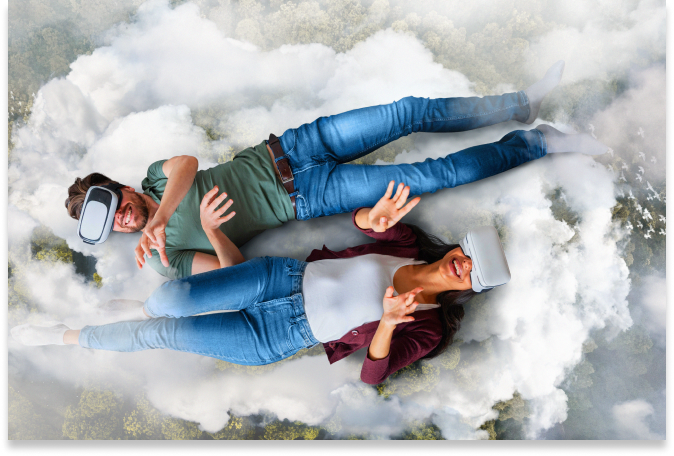 Dos personas con auriculares de realidad virtual descansan sobre nubes esponjosas, sonriendo y extendiendo la mano como si interactuaran con algo en el aire -inmersos en La Economía de la Experiencia: del producto al recuerdo inolvidable- sobre un telón de fondo de copas de árboles.