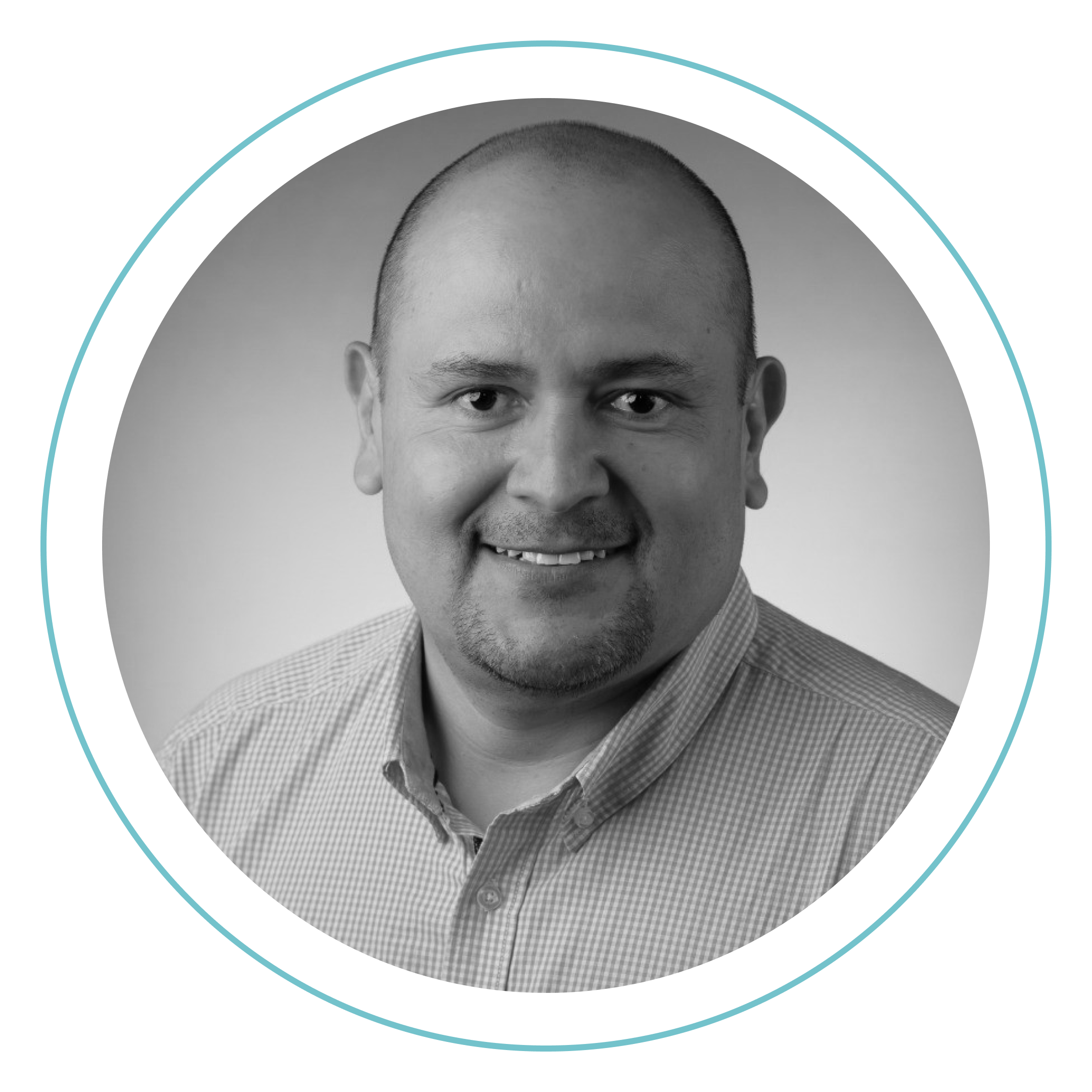 Retrato en blanco y negro de un hombre calvo y sonriente, con camisa de botones a cuadros, dentro de un marco circular con un fino contorno azul.