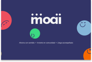 Fondo azul con la palabra moai en fuente blanca y juguetona. En cada esquina hay círculos sonrientes de colores. Debajo, texto en español: Conoce nuestro Loyalty Hub - Ahorra con sentido - Invierte en comunidad - Llega acompañado.