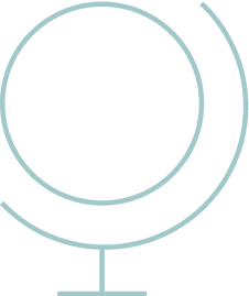 Dibujo lineal sencillo de un globo terráqueo, representado con líneas curvas y rectas de color azul claro que forman una figura circular sobre un soporte, sobre un fondo gris claro: perfecto para ilustrar conceptos de diseño de experiencia global.