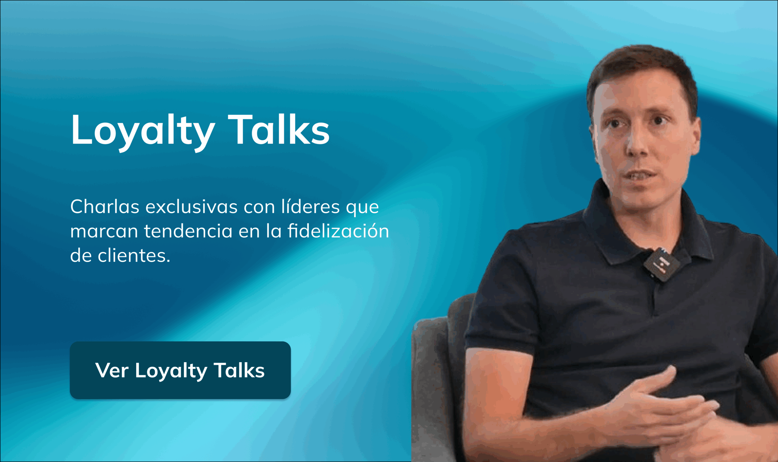 Un hombre con polo oscuro habla sentado sobre un fondo azul degradado. El texto en español dice: Loyalty Talks. Charlas exclusivas con líderes que marcan tendencia en la fidelización de clientes. Un botón dice Ver Loyalty Talks.