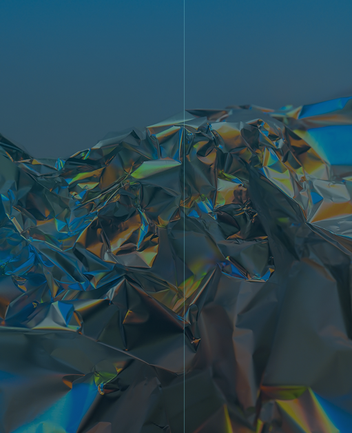 Primer plano de una lámina metálica arrugada que refleja la luz azul, amarilla y verde, sobre un fondo azul degradado con una tenue línea vertical en el centro: una composición abstracta inspirada en los principios del diseño de experiencias.