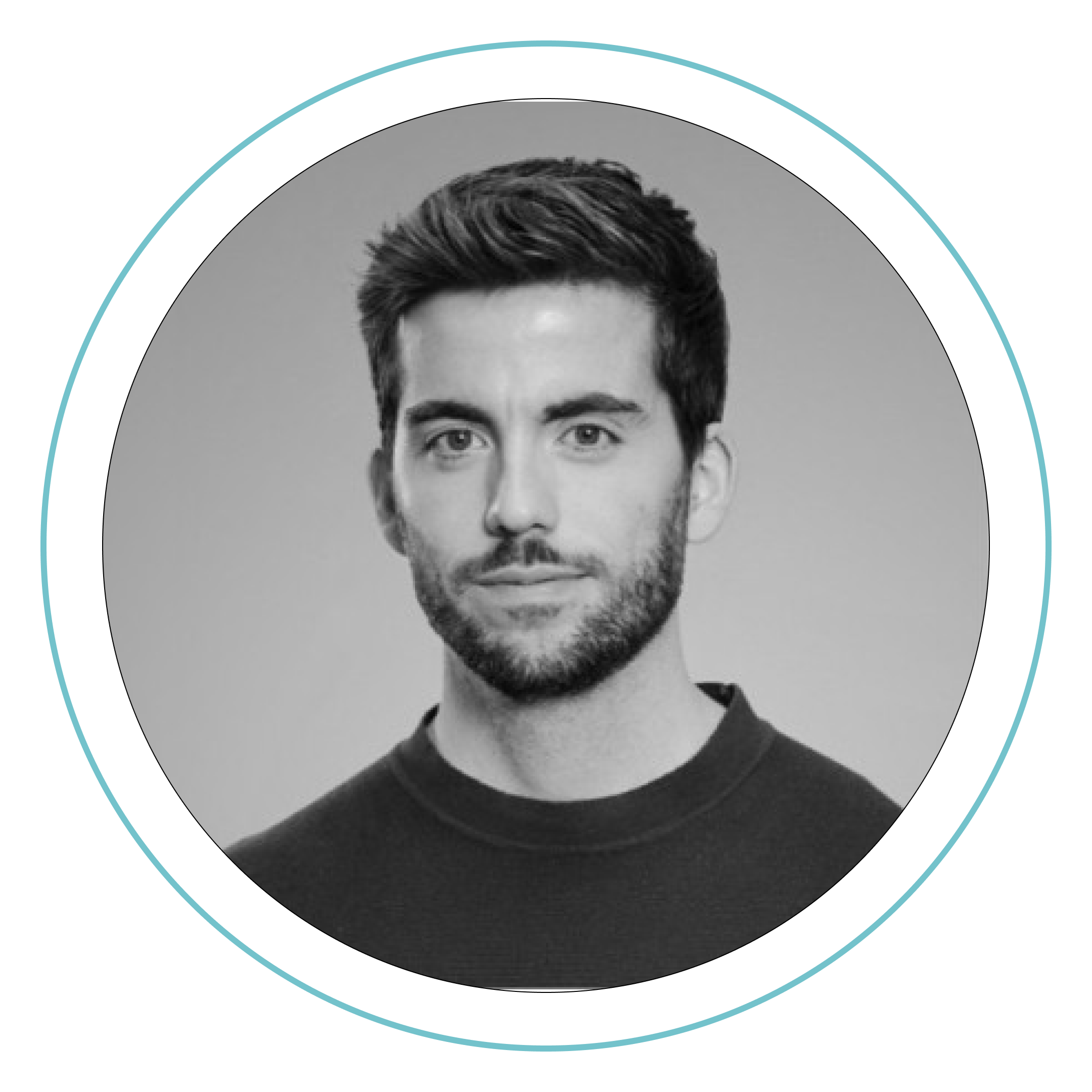 Retrato en blanco y negro de un hombre con pelo corto oscuro y barba recortada, vestido con un jersey de cuello redondo, mirando a la cámara con expresión neutra. Un fino círculo azul enmarca la imagen sobre fondo blanco.