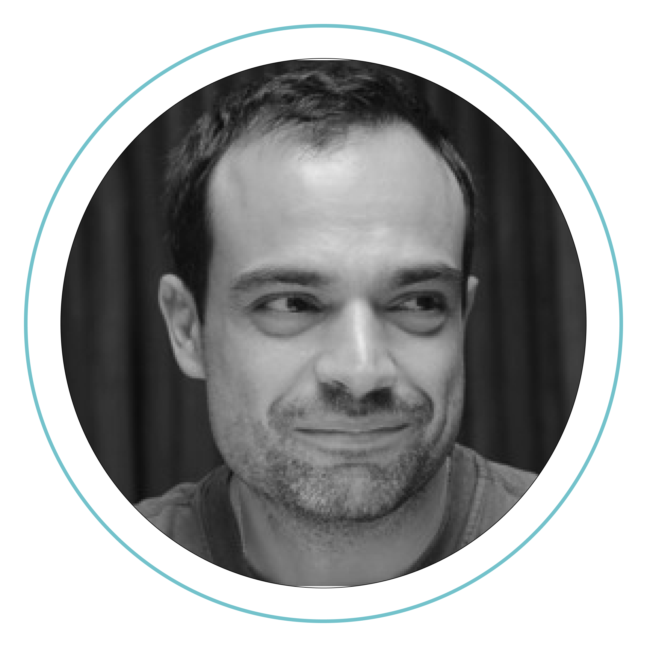 Retrato en blanco y negro de un hombre con pelo corto oscuro y barba incipiente, mirando ligeramente hacia un lado con una sutil sonrisa, enmarcado por un borde circular.