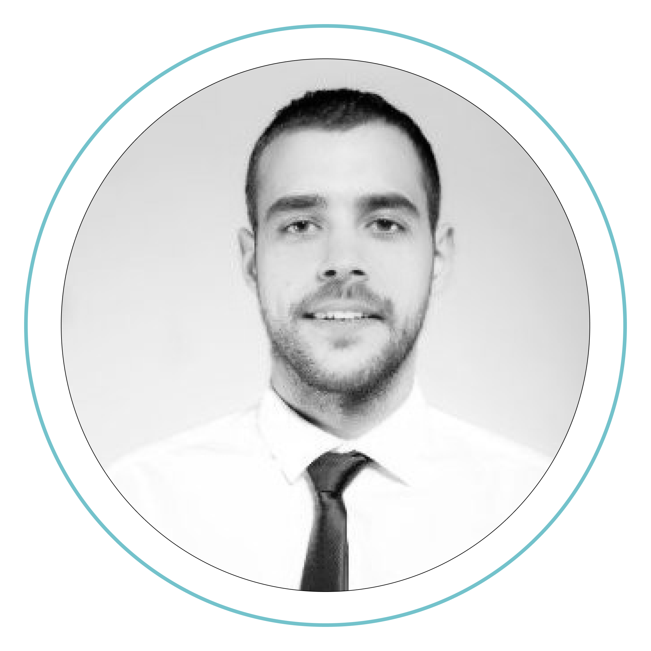 Retrato en blanco y negro de un hombre con pelo corto oscuro y barba recortada, vestido con camisa blanca y corbata oscura, mirando a la cámara y sonriendo ligeramente. La imagen está enmarcada por un contorno circular azul.