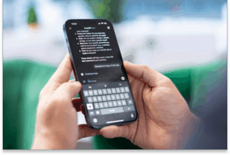 Una persona sujeta un smartphone con ambas manos, viendo y escribiendo un mensaje en una aplicación de chat sobre SEO y GEO: cómo posicionar tu marca en la era de la IA. El fondo está difuminado.