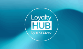 Logotipo circular blanco sobre fondo azul degradado con el texto: Loyalty HUB by NATEEVO. Loyalty Hub: Innovación e hiperpersonalización en la era digital, redefiniendo la experiencia del cliente.