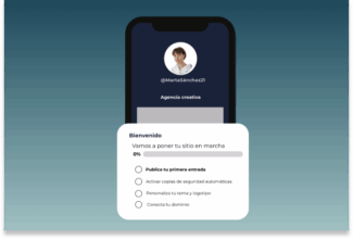 Pantalla de un smartphone que muestra el perfil de un usuario con el alias @MartaSánchez21. Un mensaje de bienvenida en español utiliza nudges de la economía conductual, mostrando una barra de progreso al 0% y una lista de comprobación para configurar un sitio web.
