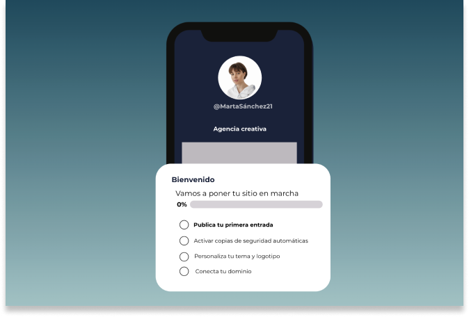 Pantalla de un smartphone que muestra el perfil de un usuario con el alias @MartaSánchez21. Un mensaje de bienvenida en español utiliza nudges de la economía conductual, mostrando una barra de progreso al 0% y una lista de comprobación para configurar un sitio web.