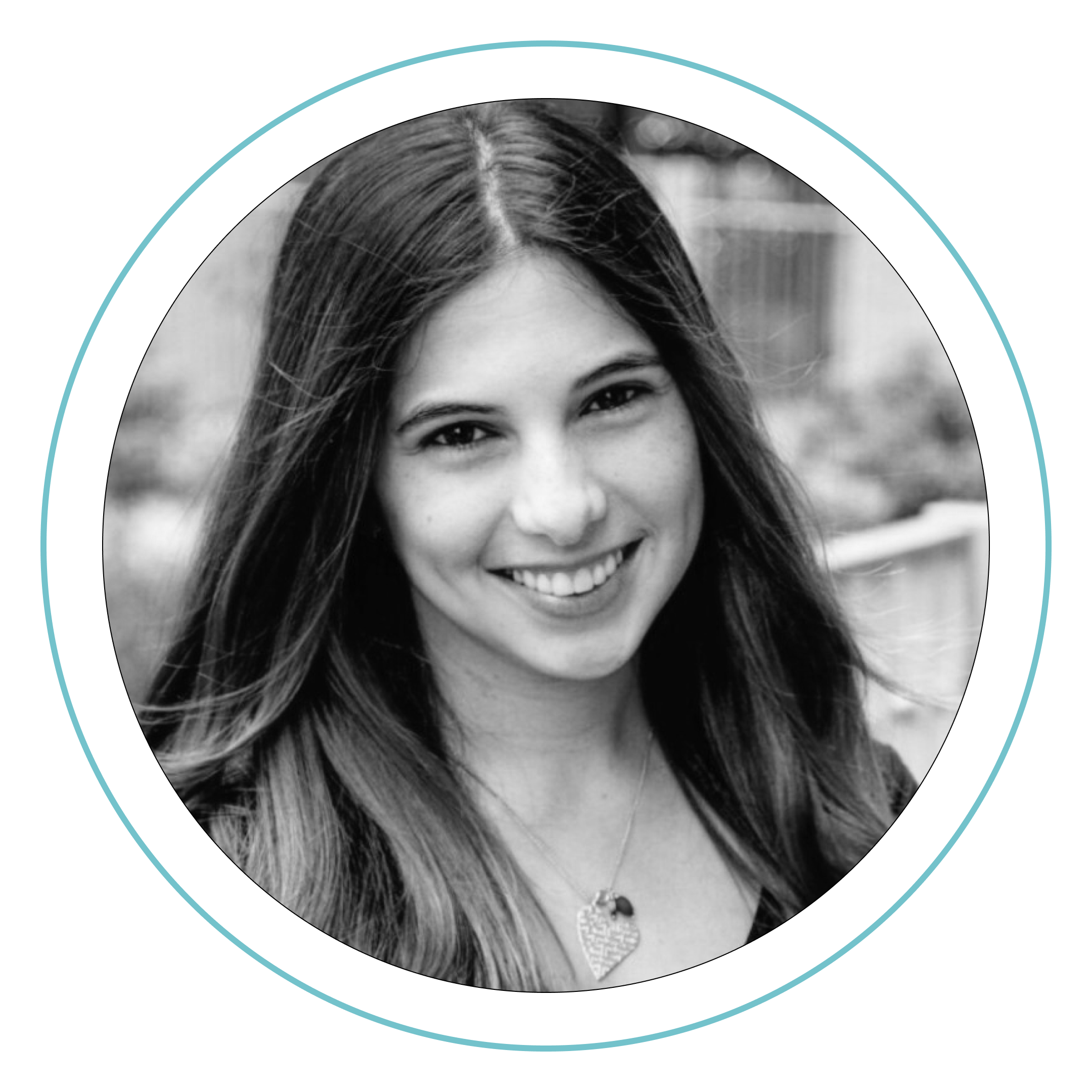 Retrato en blanco y negro de una mujer joven con el pelo largo, sonriendo a la cámara. Lleva un collar con un colgante en forma de corazón. La foto está enmarcada en un borde circular con un fino contorno azul.