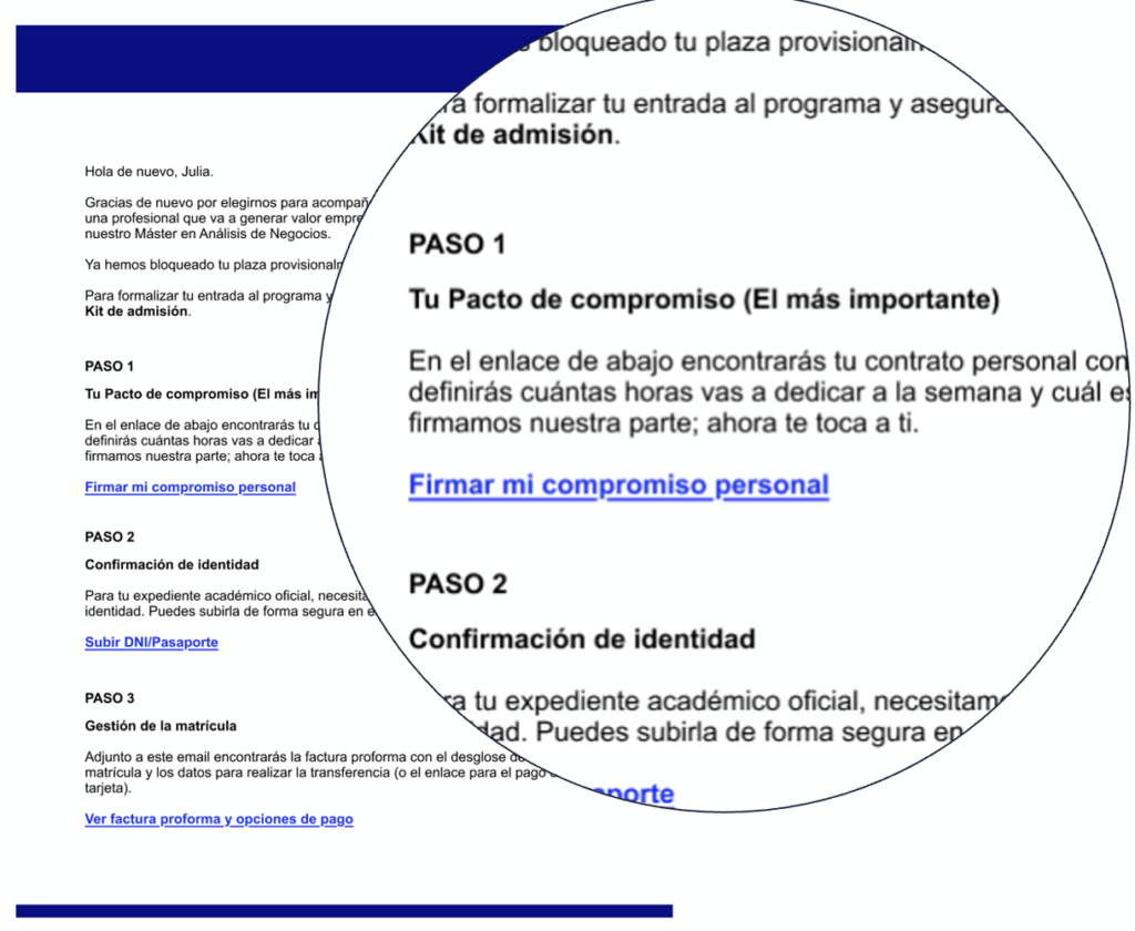 Una captura de pantalla de un correo electrónico en español con instrucciones de admisión. Una sección ampliada destaca el PASO 1: «Tu Pacto de compromiso» y un enlace azul «Firmar mi compromiso personal», aplicando la economía conductual para aumentar la tasa de conversión del proceso.