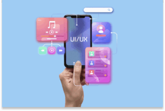 Una mano sostiene un smartphone en cuya pantalla se muestra la interfaz de usuario (UI) y la experiencia de usuario (UX), rodeada de coloridos elementos de interfaz flotantes —controles de música, perfiles e iconos de búsqueda— sobre un fondo azul, destacando «Tendencias UX UI Service Design 2026».