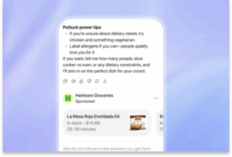 La pantalla de un smartphone muestra consejos para una comida compartida y un anuncio patrocinado del kit de enchiladas «La Mesa Roja» de Heirloom Groceries, con un precio de 14,99 dólares y un tiempo de preparación de entre 25 y 35 minutos, combinando a la perfección consejos útiles con publicidad en ChatGPT para facilitar la organización.