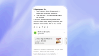 La pantalla de un teléfono muestra consejos para una comida compartida sobre necesidades dietéticas y alérgenos, con un anuncio debajo del kit de enchiladas «La Mesa Roja» de Heirloom Groceries, a un precio de 14,99 dólares. El fondo es un suave degradado azul, lo que pone de relieve cómo «Publicidad en ChatGPT» puede presentar de forma natural productos relevantes junto con consejos útiles para la organización de eventos.