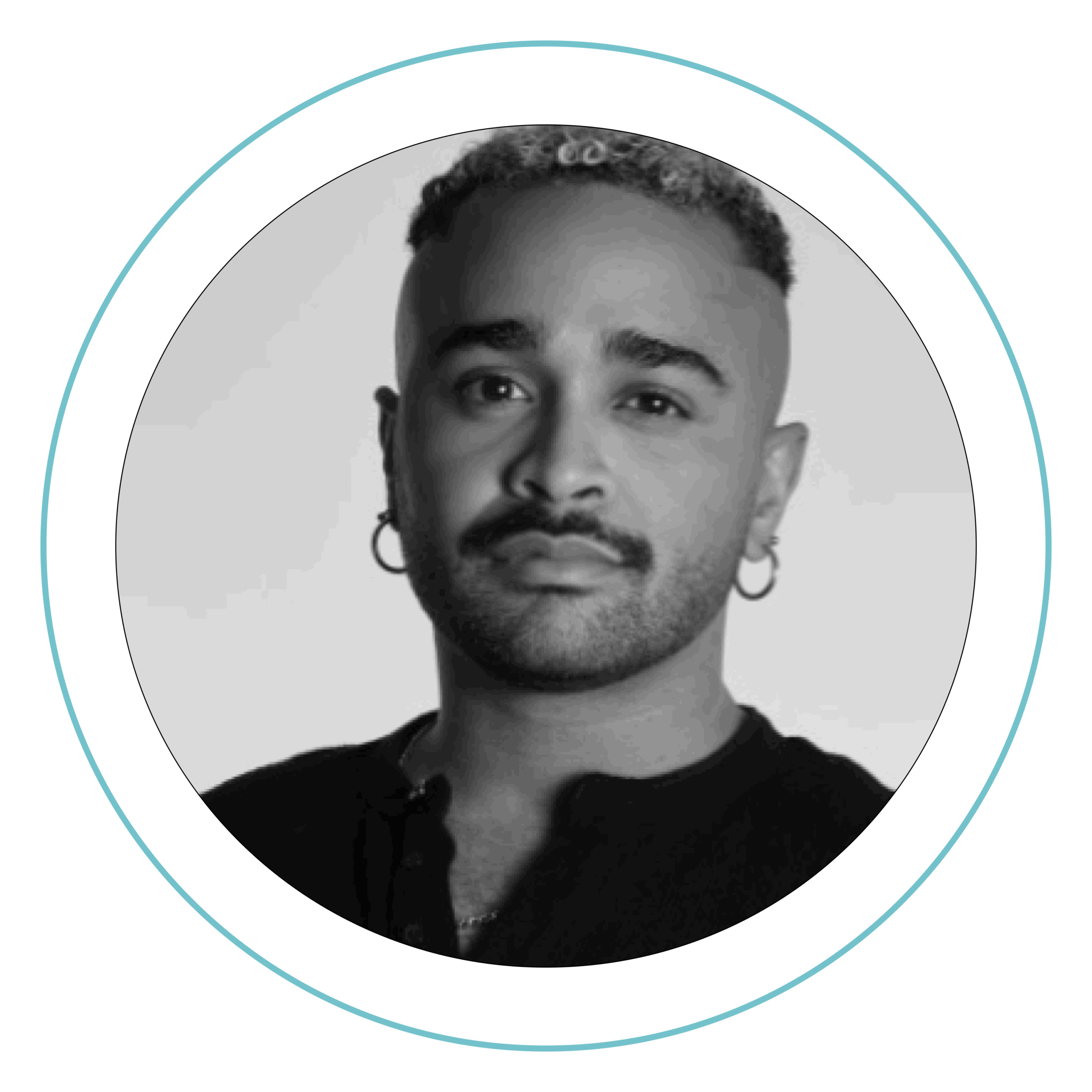 Retrato en blanco y negro de una persona con el pelo corto y rizado, barba y pendientes de aro, que mira directamente a la cámara, centrada dentro de un borde circular de color azul claro.
