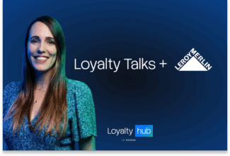 Una mujer sonriente junto al logotipo de Loyalty Talks, Leroy Merlin y Nateevo en un fondo azul, que destaca su programa de fidelización.
